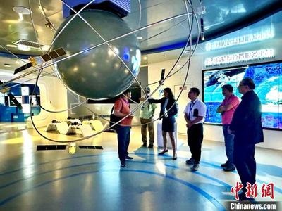 從手工銅燈到北斗衛星 巴基斯坦媒體人在新疆見證絲路之“變”